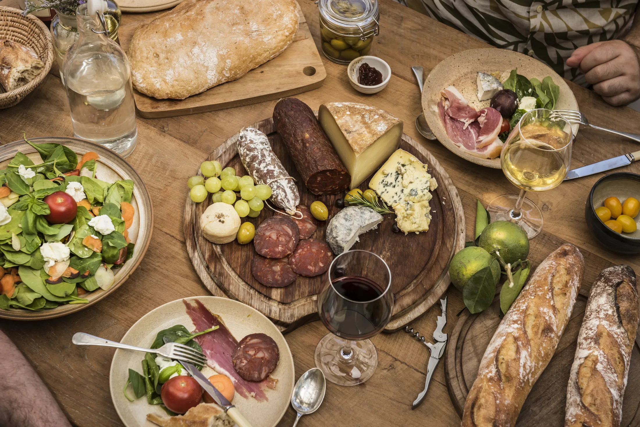 Salzburger Brettljause mit Käse, Brot und Wein, von oben serviert