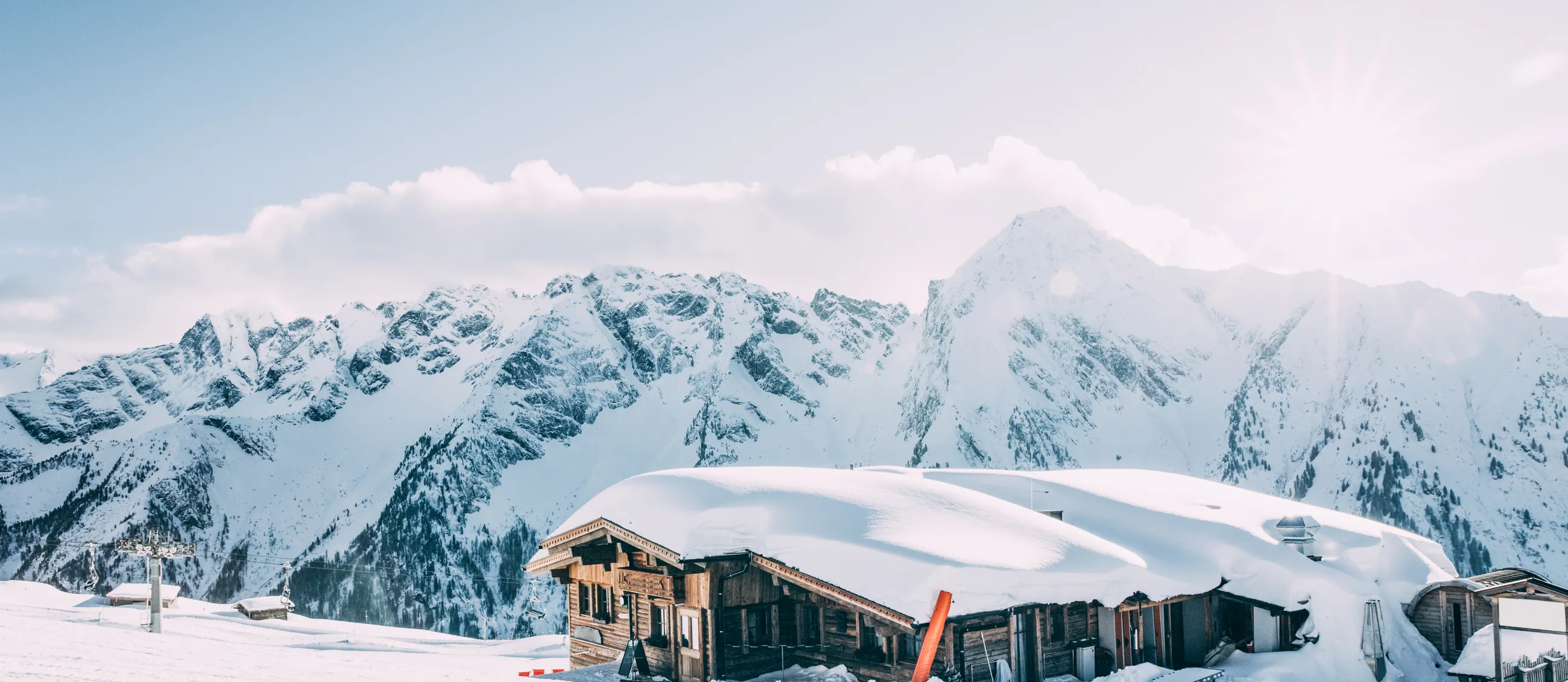 Kühberg's im Schnee vor dem Panorama des Snow Space Salzburg